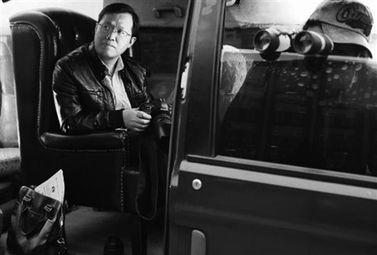 卓伟爆料恋情新闻,明星情侣甜蜜恋情曝光，真相揭秘！